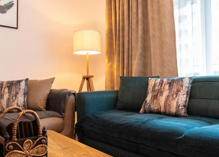 Pentha Apt - Stylish And Spacious 2-Bedroom Near Coresi Mall